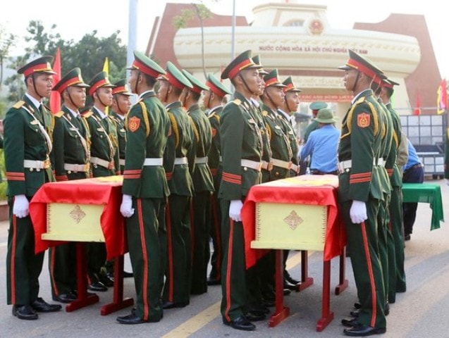 Lễ bàn giao hài cốt liệt sĩ là quân tình nguyện, chuyên gia Việt Nam hy sinh tại Lào ở Cửa khẩu Quốc tế Lao Bảo. Ảnh CTV