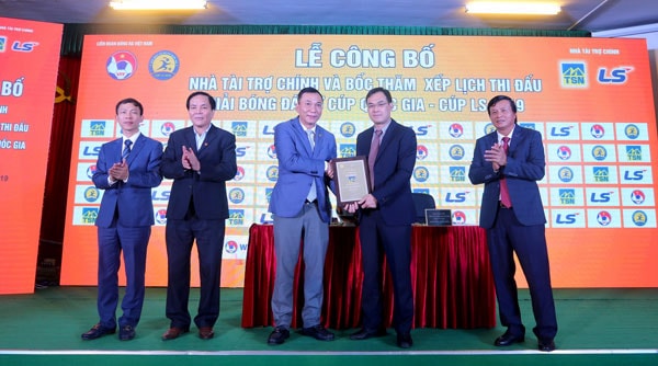 Đại diện VFF trao bảng danh vị cho nhà tài trợ. Ảnh: VFF
