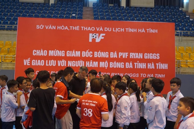 Ryan Giggs hứng thú khi tiếp xúc các cầu thủ trẻ, các em học sinh và người hâm mộ.