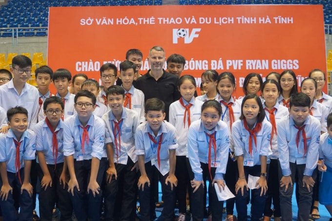 Chụp ảnh kỷ niệm cùng Ryan Giggs.
