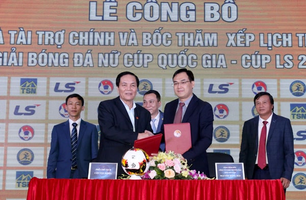 Lãnh đạo VFF và Công ty Thái Sơn Nam ký kết hợp đồng tài trợ cho Giải Bóng đá nữ Cup Quốc Gia 2019. Ảnh: VFF