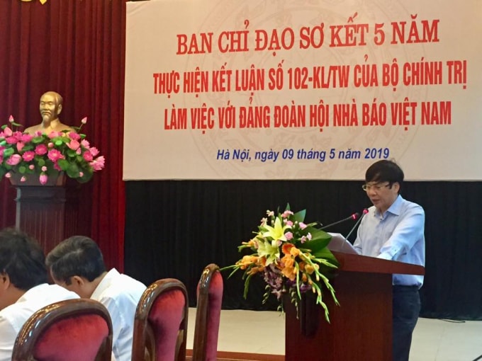 Đồng chí Hồ Quang Lợi, Phó Chủ tịch Thường trực Hội Nhà báo Việt Nam, Phó Bí thư Đảng đoàn đã trình bày báo cáo tại buổi làm việc