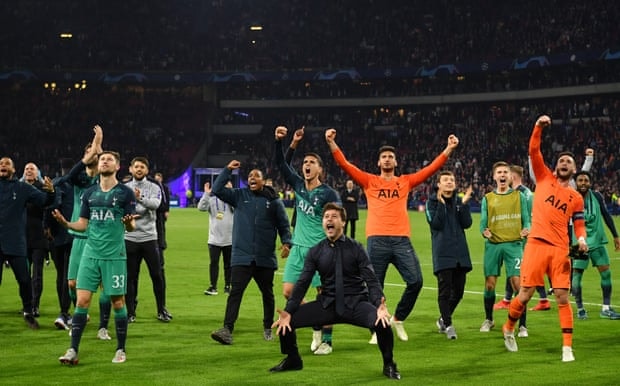 BHL và các cầu thủ Tottenham ăn mừng chiến thắng một cách rất cuồng nhiệt. Ảnh: Getty