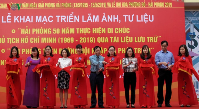 Cắt băng khai mạc triển lãm. Ảnh: vov.vn