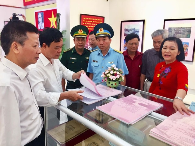 Triển lãm thu hút đông đảo cán bộ, công chúng đến tham quan. Ảnh: Báo nhandan