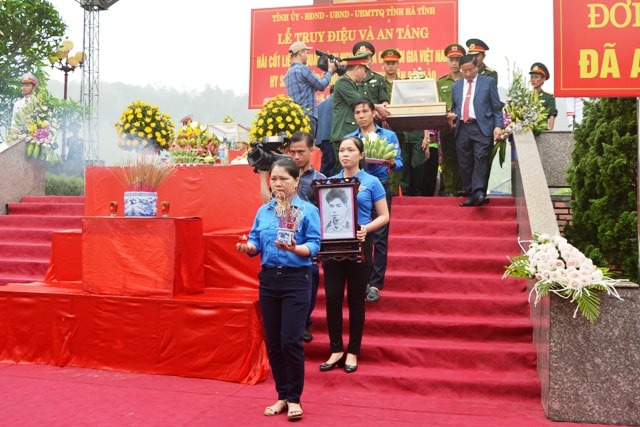 Sau lễ truy điệu, hài cốt các liệt sỹ được tổ chức an tang tại Nghĩa trang liệt sỹ quốc gia Nầm, huyện Hương Sơn. Ảnh PV