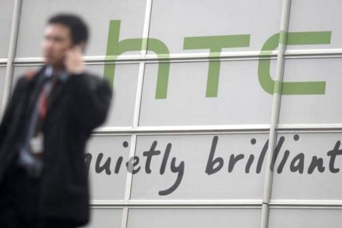 Người dùng quay lưng với sản phẩm HTC. Ảnh minh họa.