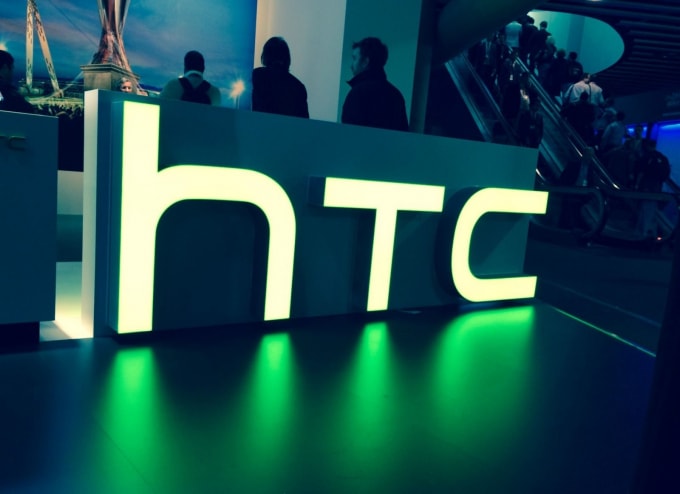Người dùng quay lưng với sản phẩm HTC. Ảnh minh họa.