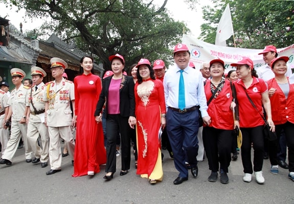 Chủ tịch Quốc hội Nguyễn Thị Kim Ngân và các đại biểu đã đi bộ xung quanh hồ Hoàn Kiếm hưởng ứng Tháng Nhân đạo 2019. Ảnh: Báo qdnd