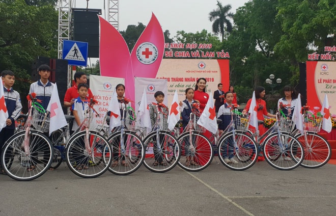 BTC tặng xe đạp cho học sinh nghèo vượt khó, học giỏi. Ảnh: Báo hanoimoi