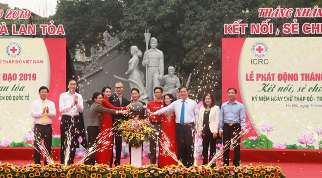 Chủ tịch Quốc hội Nguyễn Thị Kim Ngân, Phó Thủ tướng Vũ Đức Đam và các đại biểu nhấn nút phát động Tháng Nhân đạo 2019. Ảnh: Báo hanoimoi