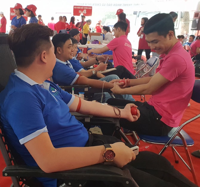 Đông đảo người dân tham gia hiến máu tình nguyện hưởng ứng Tháng Nhân đạo 2019. Ảnh: Báo Hanoimoi