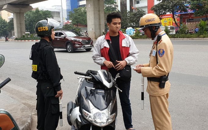 Tăng cường kiểm tra, xử lý những vi phạm về đội mũ bảo hiểm khi tham gia giao thông trên địa bàn Thủ đô. Ảnh: TL