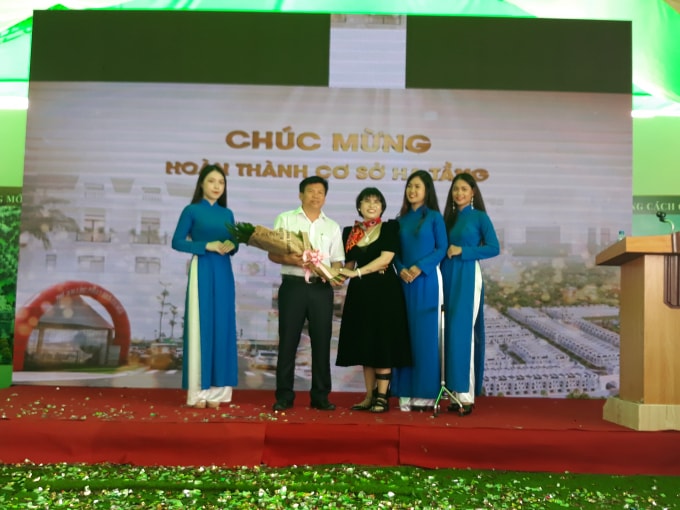 Bà Phạm Thị Hường tặng hoa cảm ơn lãnh đạo UBND Thị xã Thuận An đã luôn tin tưởng và hỗ trợ Công ty Bất động sản Phú Hồng Thịnh trong việc góp phần chỉnh trang đô thị trên địa bàn.