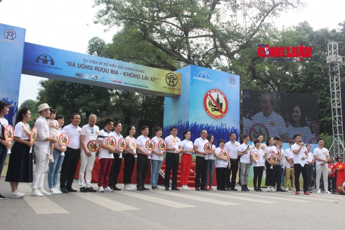 Các vị đại biểu, nghệ sĩ và đông đảo người dân đã tham gia Lễ phát động đi bộ, lan tỏa thông điệp 