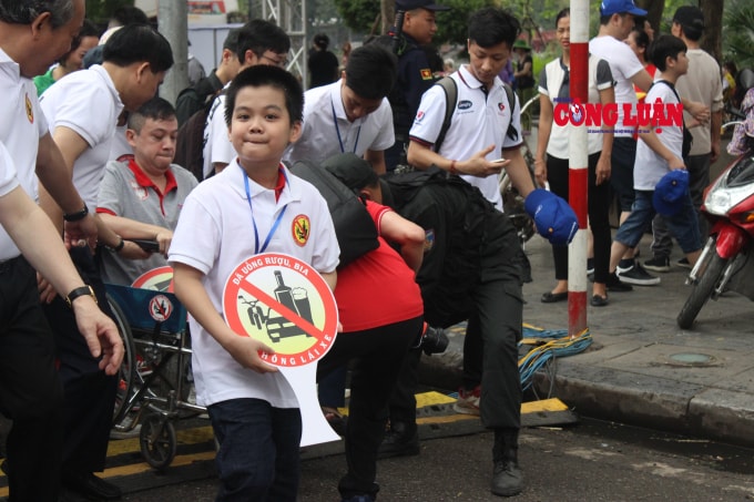 Các vị đại biểu, nghệ sỹ và đông đảo người dân tham gia đã đi bộ một vòng Hồ Gươm
