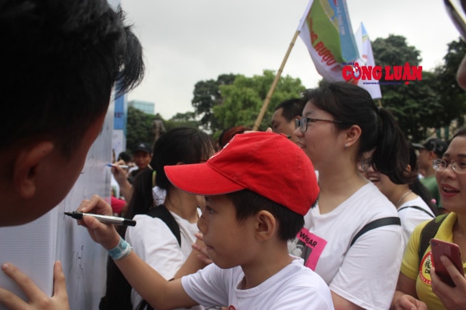 Các vị đại biểu và đông đảo người dân đã kí tên thể hiện cam kết “Đã uống rượu bia - Không lái xe