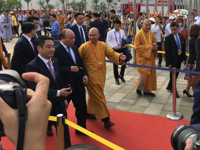 Thủ tướng Chính phủ Việt Nam Nguyễn Xuân Phúc trên đường vào Lễ Khai mạc Vesak 2019.