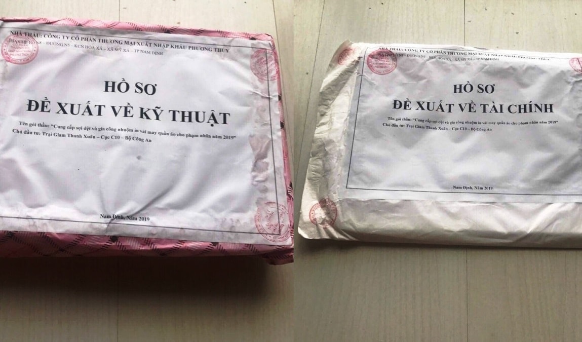 Hồ sơ liên quan tới gói thầu vải quần áo phạm nhân được Công ty Phương Thúy tự niêm phong.