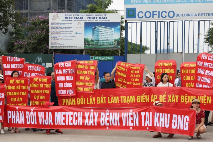 Cư dân ở khu Ngoại giao đoàn phản đối chủ đầu tư (Ảnh Quỳnh Chi)