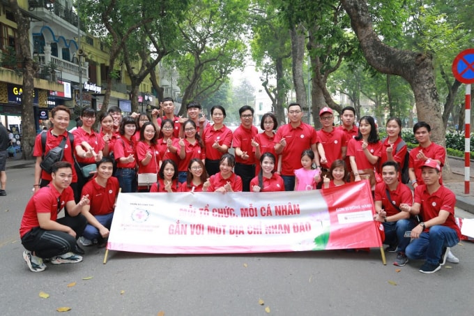 Đoàn viên thanh niên Agribank đi bộ diễu hành tại khu vực hồ Hoàn Kiếm hưởng ứng