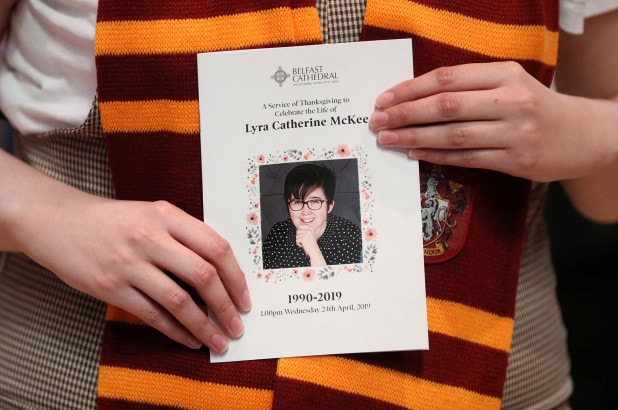 Người dân tưởng niệm Lyra McKee. Ảnh: Reuters