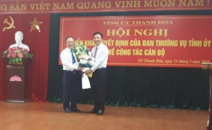 Ông Đỗ Trọng Hưng, phó Bí thư Thường trực Tỉnh ủy Thanh Hóa tặng hoa chúc mừng các cá nhân nhận nhiệm vụ công tác mới