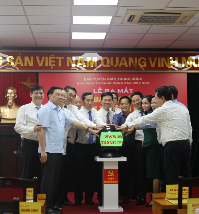 Các đại biểu nhấn nút phát mạng giao diện mới Trang Thông tin điện tử Hồ Chí Minh. Ảnh: Nguyệt Hồ.