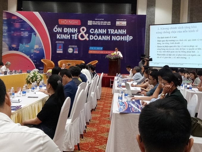 TS. Cấn Văn Lực (Chuyên gia kinh tế trưởng Ngân hàng TMCP Đầu tư và Phát triển Việt Nam BIDV kiêm Giám đốc Trường Đào tạo BIDV) phát biểu tại hội nghị (Ảnh Lương Minh)