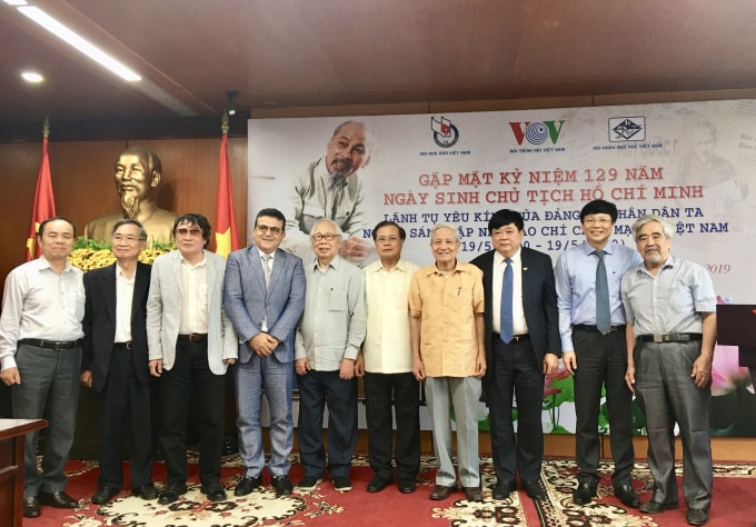 Các đại biểu tham dự chương trình chụp ảnh lưu niệm. Ảnh: Hoàng Huy