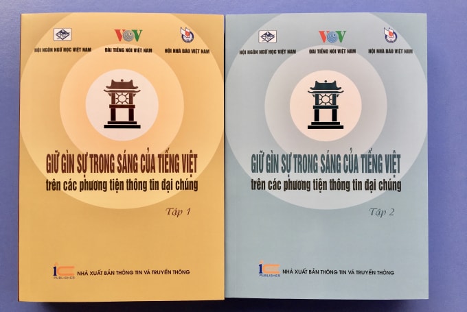 Bộ sách 2 tập “Giữ gìn sự trong sáng của tiếng Việt trên các phương tiện thông tin đại chúng” do Nhà xuất bản Thông tin và Truyền thông ấn hành. Ảnh: Hoàng Huy