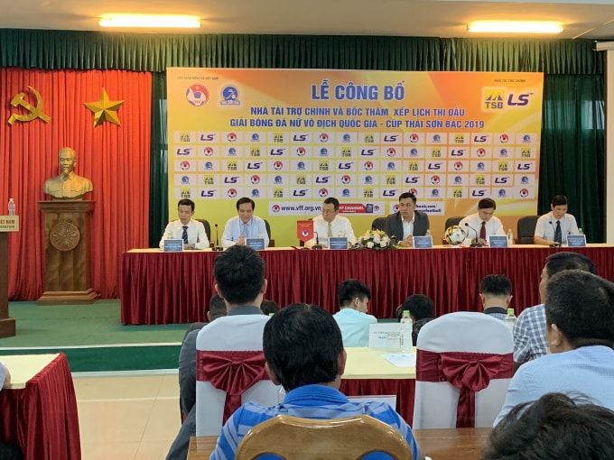 Toàn cảnh buổi lễ công bố nhà tài trợ của Giải Bóng đá nữ VĐQG 2019. Ảnh: Hoàng Dương