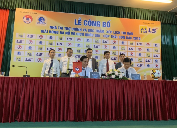Đại diện VFF và Thái Sơn Bắc ký kết hợp đồng tài trợ cho giải đấu. Ảnh: Hoàng Dương