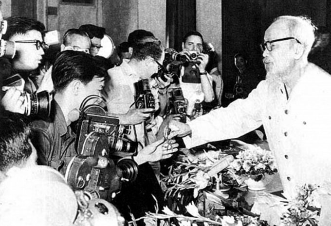 Sinh thời, Chủ tịch Hồ Chí Minh đánh giá rất cao vị trí, vai trò của báo chí cách mạng và người làm báo trong sự nghiệp cách mạng của Đảng và nhân dân. Ảnh: TL