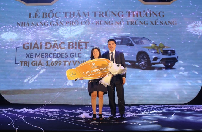 Chị Đào Thanh Thủy chủ nhân căn hộ D2212 đã may mắn trúng giải đặc biệt - chiếc xe Mercedes sang trọng trị giá 1,69 tỷ đồng