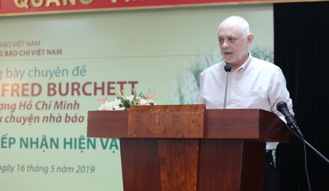 Ông George Burchett - con trai nhà báo Wilfred Burrchett phát biểu tại Triển lãm. Ảnh: Nguyệt Hồ.