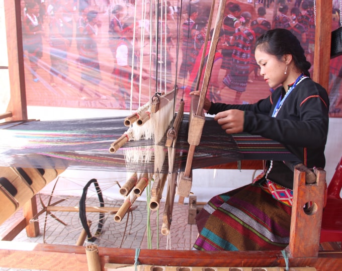 Nghệ nhân đến từ Quảng Trị trình bày kỹ thuật dệt trên khung.