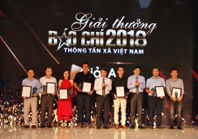 Ông Hồ Quang Lợi, Phó Chủ tịch Thường trực Hội Nhà báo Việt Nam và ông Nguyễn Đức Lợi, Tổng Giám đốc TTXVN trao giải A cho các tác phẩm đạt giải. Ảnh M.Mai/Vietnam+