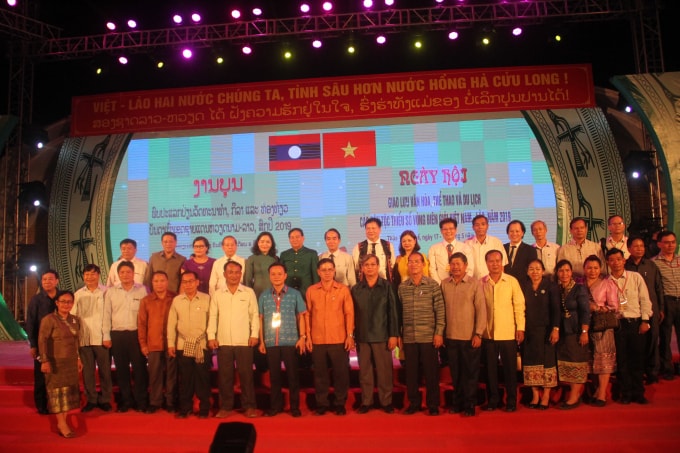 Đại biểu chụp ảnh lưu niệm.