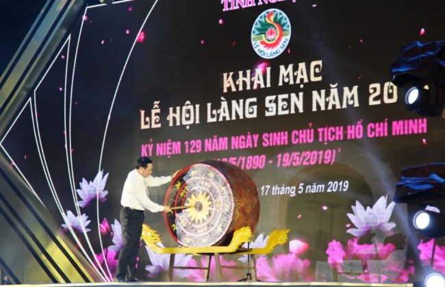 Lãnh đạo tỉnh Nghệ An đánh trống khai hội. Ảnh: Báo vannghenghean