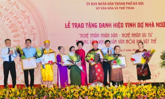 Ông Ngô Văn Quý - Phó Chủ tịch UBND thành phố Hà Nội trao tặng danh hiệu cho các Nghệ nhân nhân dân. Ảnh: Báo hanoimoi