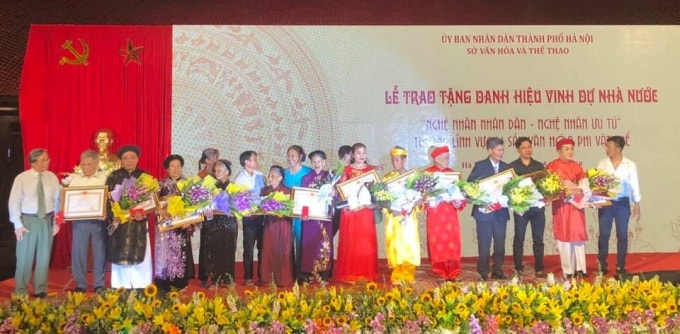 Các nghệ nhân được phong tặng Nghệ nhân ưu tú. Ảnh: Báo hanoimoi