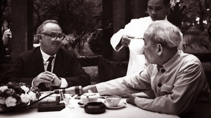 Nhà báo Wilfred Burchett trong một lần phỏng vấn Chủ tịch Hồ Chí Minh. Ảnh: Tư liệu