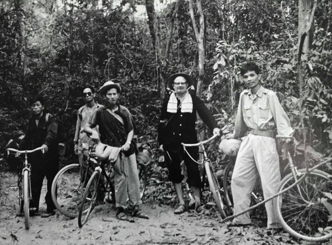 Wilfred Burchett và các cán bộ Mặt trận Dân tộc Giải phóng năm 1963-1964 (ảnh: tư liệu)