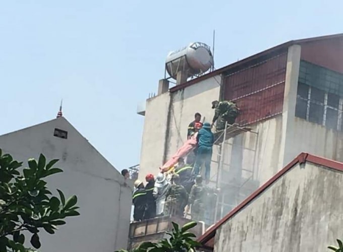 Nạn nhân được đưa ra ngoài. Ảnh: CTV