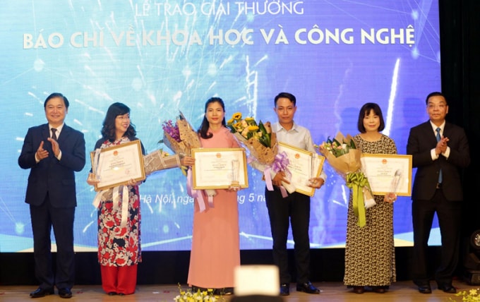Nhà báo Tạ Lan (thứ 2 từ phải sang) trong Lễ trao giải Báo chí về KH&CN năm 2018 (Ảnh: VOV)