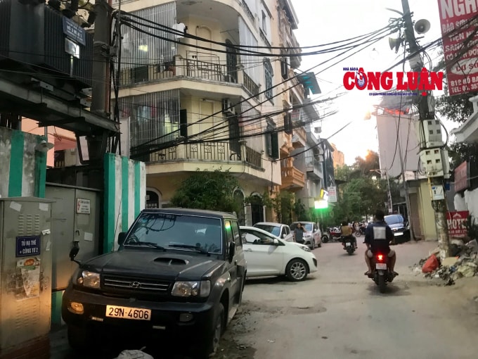 Ô tô được để tràn lan ở khắp nơi từ trong những con ngõ đến con đường ven hồ Ba Mẫu