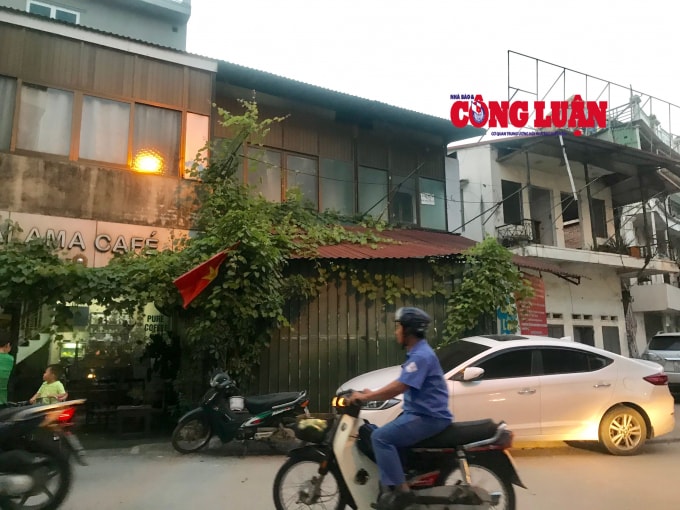 Công trình lấn chiếm hết cả phần vỉa hè dành cho người đi bộ ven hồ Ba Mẫu nhưng không hề bị xử lý