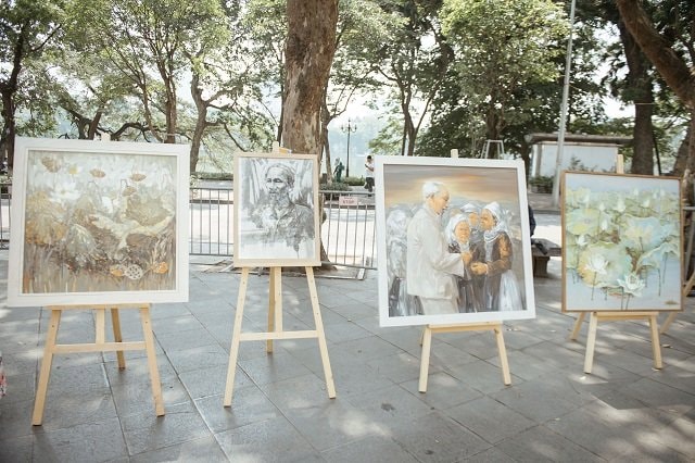 38 bức tranh vẽ Bác Hồ và hoa sen của các họa sĩ từ hội họa Đông Dương, hội hoạ Kháng Chiến đến hội họa Đương Đại được trưng bày trong triển lãm “Bác để tình thương cho chúng con”. Ảnh: Báo nhandan
