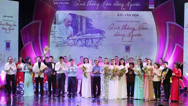 Các đại biểu tặng hoa các nghệ sĩ trong đêm diễn. Ảnh: Báo vanhoa